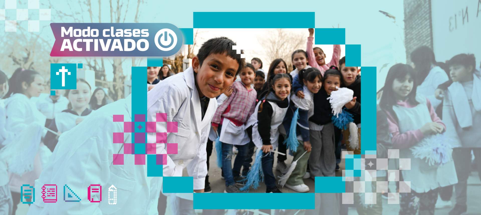 Banner con el texto “Modo clases ACTIVADO” y un ícono de encendido. En el centro, un grupo de niños y niñas en un patio escolar posan y sonríen frente a la cámara; uno de ellos en primer plano viste guardapolvo. El diseño incluye marcos y gráficos decorativos alrededor de la fotografía e íconos relacionados con útiles escolares en la parte inferior.
