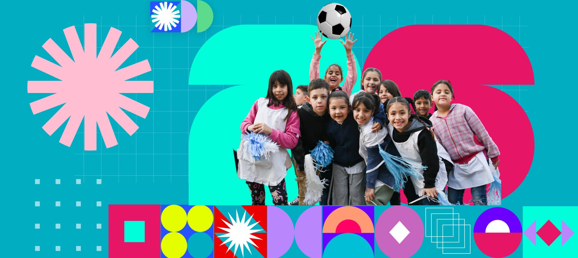 Grupo de estudiantes de primaria sosteniendo una pelota y banderas argentinas