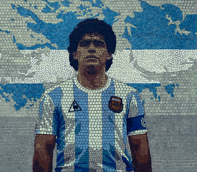 Mural de Maradona con cinta de capitán y camiseta de la selección argentina con fondo de las Islas Malvinas