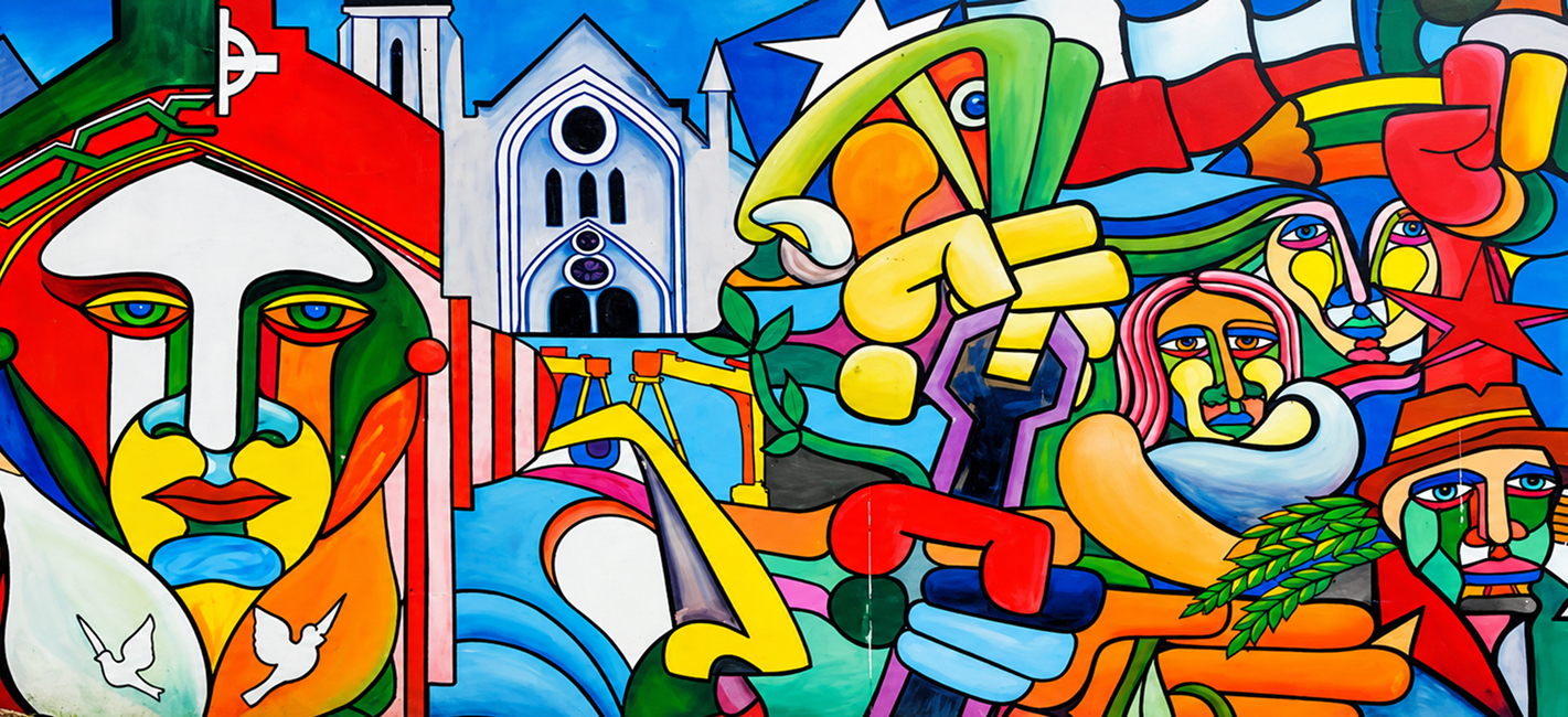 Mural colorido con rostros, símbolos y figuras abstractas.